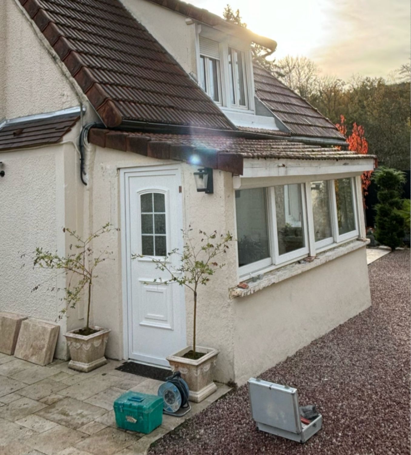 Maison et véranda avant habillage en pierre par FLV Concept à Dourdan
