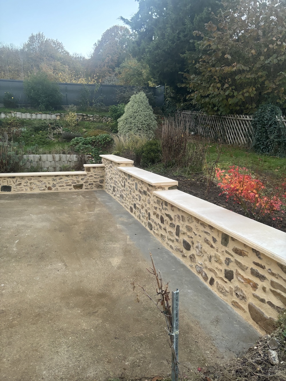 Mur en pierre monté à la main par FLV Concept, maçonnerie traditionnelle à Dourdan